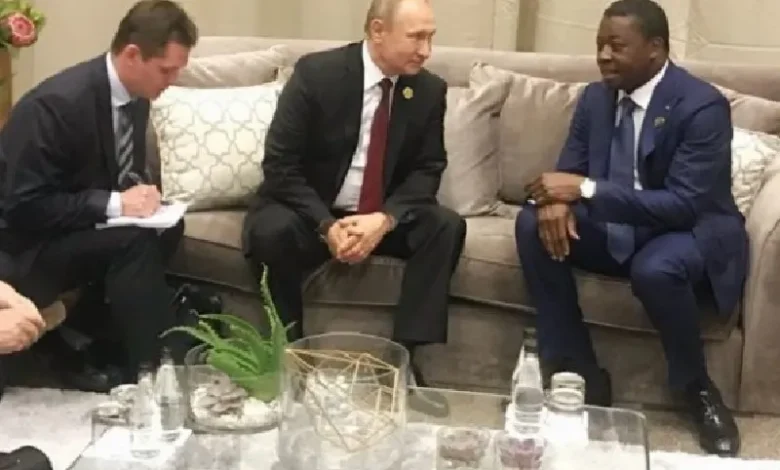 Le président togolais Faure Essozimna GNASSINGBE en visite chez Vladimir Poutine, cette information est fausse