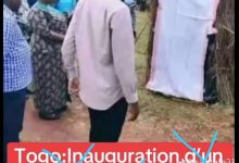 Faux, cette image ne montre pas l'inauguration d'un « WC public » par un député au Togo