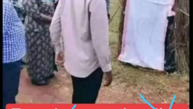 Faux, cette image ne montre pas l'inauguration d'un « WC public » par un député au Togo