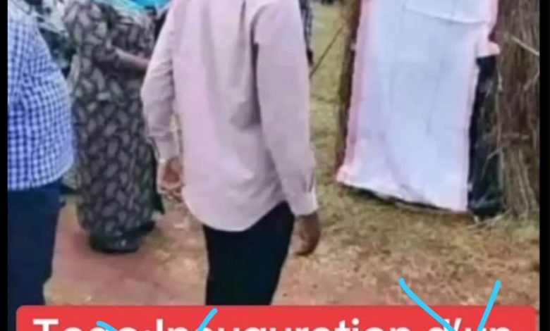 Faux, cette image ne montre pas l'inauguration d'un « WC public » par un député au Togo